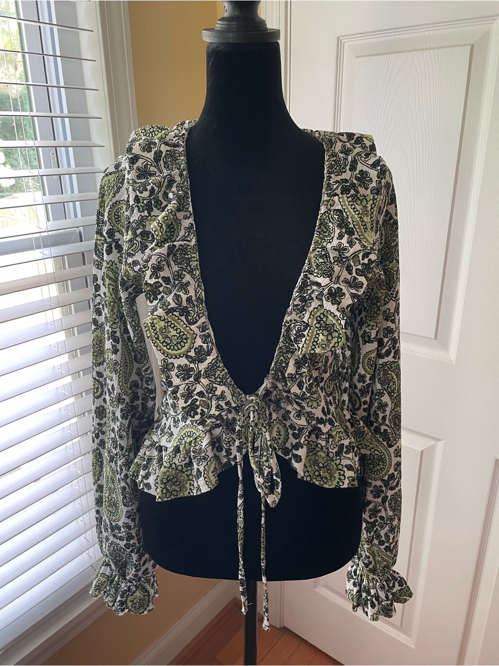 NWT Zara Size S Green Paisley Floral Ruffle Tie Front Long Sleeve Blouse 🌿